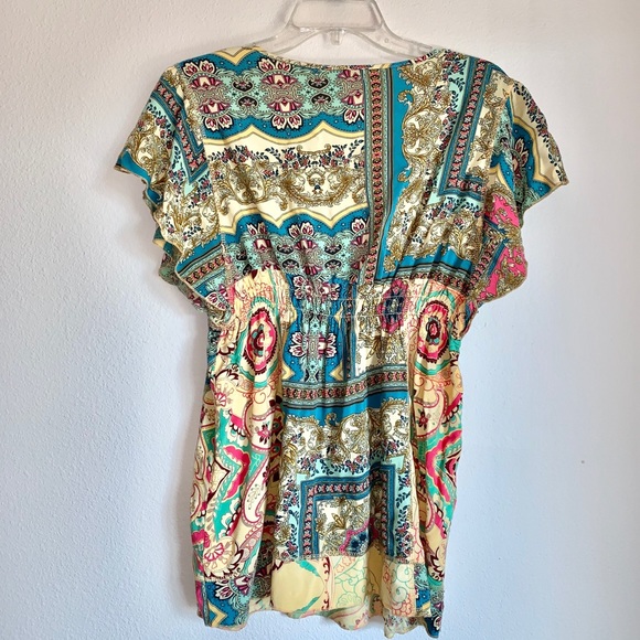 Colorful Shortsleeved Blouse - Picture 3 of 3